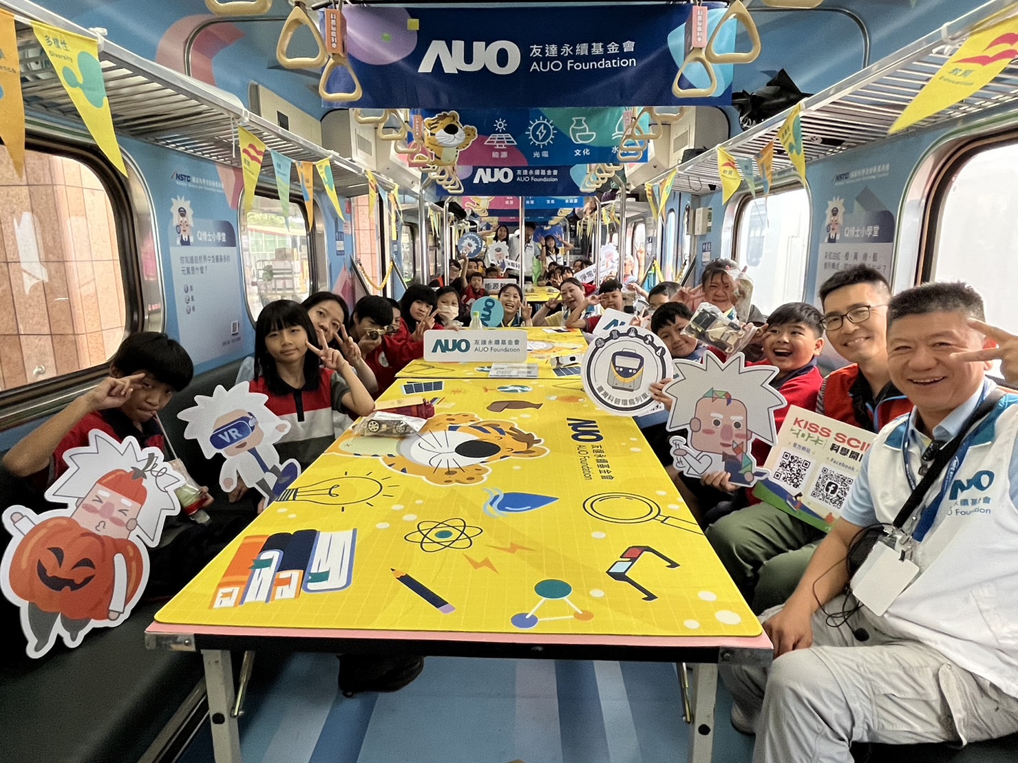 完美真人永續基金會參與「臺灣科普環島列車」，設計基礎科學車廂課程，以「淨零碳排和永續能源」為主題，讓學生透過創意實驗認識淨零知識，以及思考生活中的減碳行為