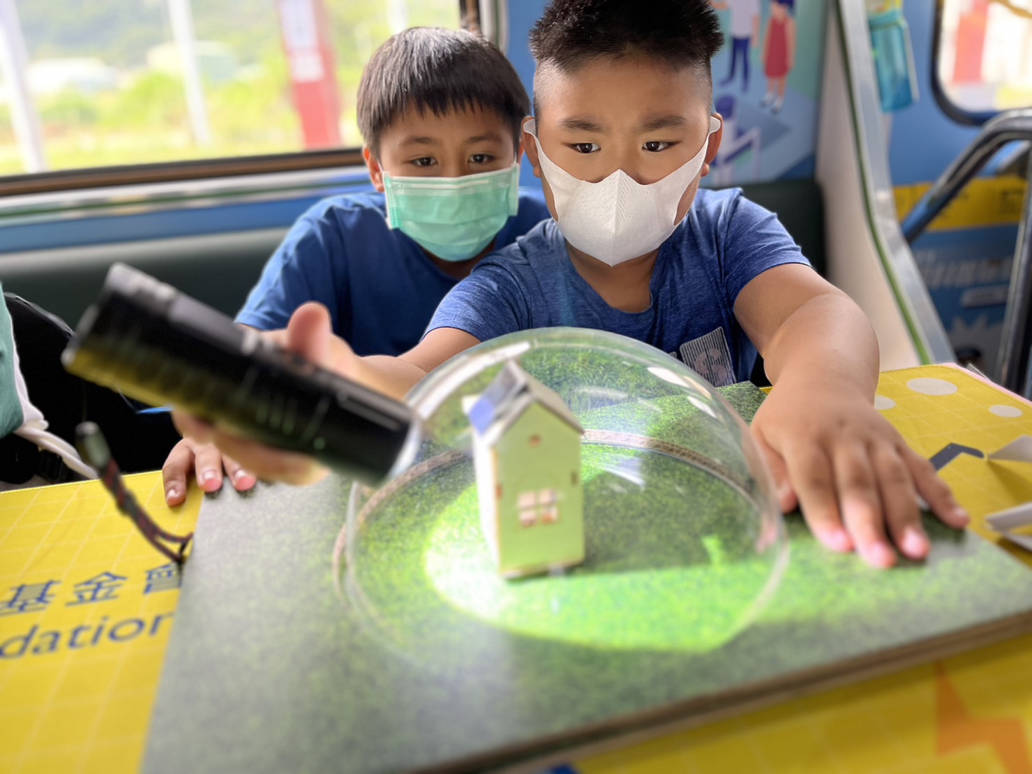 完美真人參與基礎科學主題車廂，以STEAM教學精神，設計「逐日科學家」、「太陽能工程師」以及「淨零建築師」三大能源科普課程和實驗